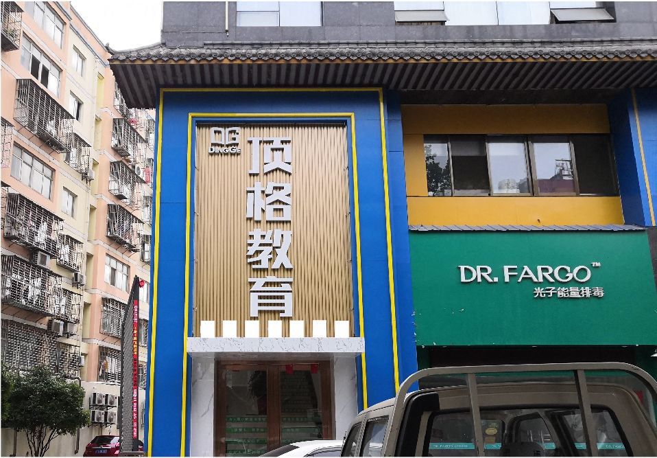 阳新门头设计要符合门店特色。